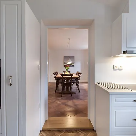 River And Castle View Rose Tour As