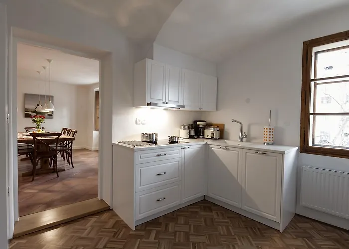 River And Castle View Rose Tour As アパート