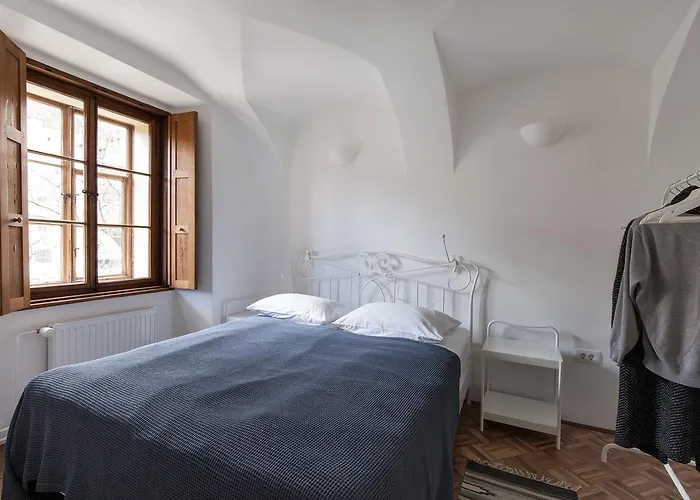 River And Castle View Rose Tour As アパート