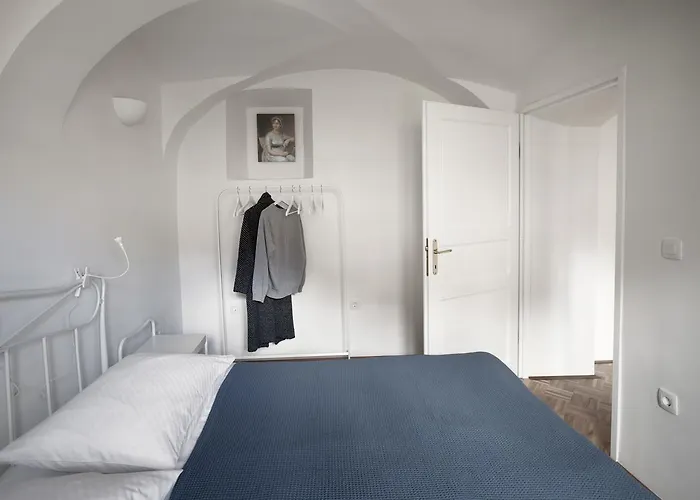 River And Castle View Rose Tour As アパート